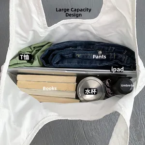 Vue de dessus du sac cabas blanc texturé montrant sa grande capacité de rangement