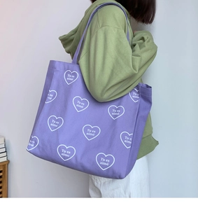 Détail du cabas en toile violette avec imprimé cœur montrant la grande capacité