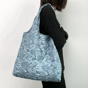Détail du cabas bleu clair avec texture jacquard florale 3D et grande capacité de rangement