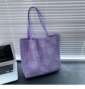 Détail du sac cabas en toile mauve avec motifs cœurs blancs et texte français Tu es aimé