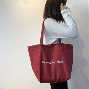 Grand sac fourre-tout en toile rouge avec imprimé Famous For Pizza porté à l'épaule