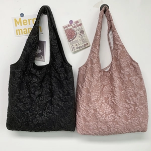 Détails de texture de sacs cabas noir et rose avec motifs floraux gaufrés en 3D