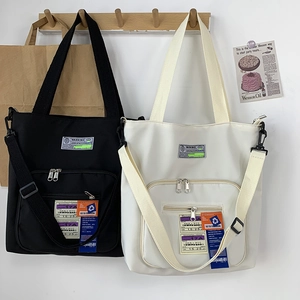 Detailansicht großer Nylon-Tote-Taschen mit kreativen Grafiken und verstellbaren Schultergurten