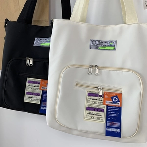 Detail der Nylon-Canvas-Tasche mit mehreren Taschen, Bordkarten-Etiketten und Reißverschlüssen