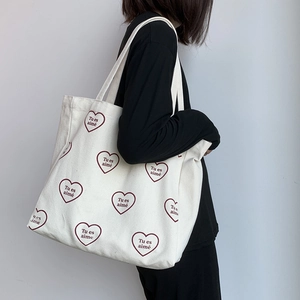 Grand sac cabas blanc en toile avec motifs cœurs rouges et texte imprimé Tu es aimé