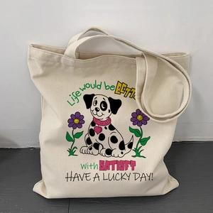 Détail de l'illustration de dalmatien et imprimé floral violet sur sac en toile