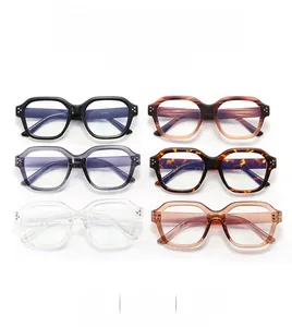 Détail de six montures de lunettes carrées épaisses avec design à triple rivets stylé