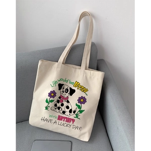 Détail de l'illustration de dalmatien sur sac en toile blanc cassé avec de longues anses