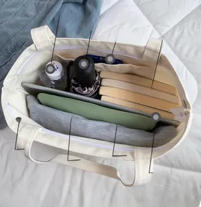 Détail de l'intérieur d'un grand sac en toile avec compartiments et fermeture éclair