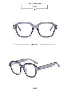 Vues détaillées de face et de profil de lunettes carrées transparentes gris en résine