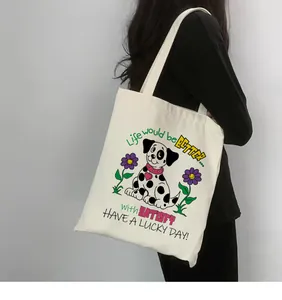 Détail du sac cabas en toile avec illustration de chien mignon et texte artistique