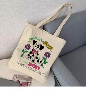 Détail de l'illustration de dalmatien et motif floral sur le sac fourre-tout en toile