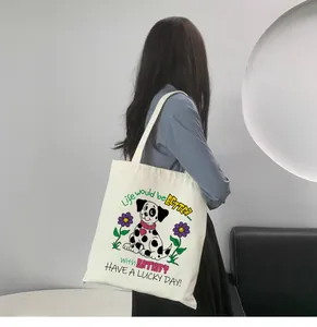 Détail du sac cabas en toile avec illustration dalmatien et longue bandoulière