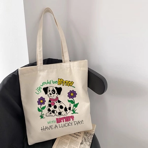 Gros plan sur la toile haute densité et l'imprimé de chien dalmatien mignon sur le sac