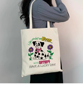 Gros plan sur un sac fourre-tout en toile avec illustration de dalmatien et fleurs