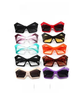 Gros plan de lunettes de soleil géométriques oversize en 10 couleurs sur fond blanc