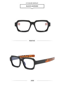 Detailansicht der quadratischen Brille mit Bügeln in Schwarz-Leopard und Klarglas