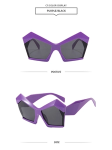 Vues de face et de côté de lunettes de soleil géométriques violettes et verres noirs