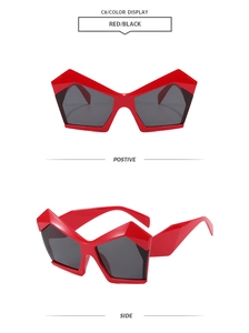 Vues détaillées de lunettes de soleil rouges géométriques avec verres gris foncé