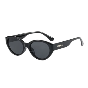 Moderne Katzenaugen-Sonnenbrille in glänzendem Schwarz mit goldenen Metalldetails