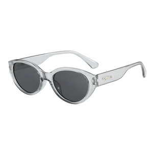 Modische Katzenaugen-Sonnenbrille mit transparentem grauem Rahmen und dunklen Gläsern