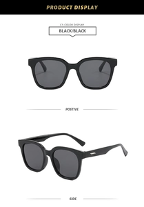 Schwarze eckige Sonnenbrille mit dunklen Gläsern und modischen Metallstäben an den Bügeln