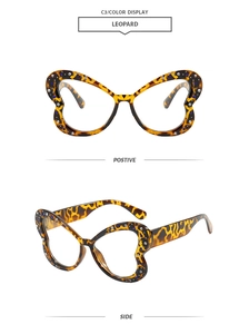Dettaglio macro di montature leopardate con strass blu e bianchi brillanti incastonati