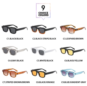 Set aus klassischen quadratischen Retro-Sonnenbrillen in 9 verschiedenen Farbvarianten
