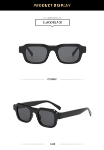 Detailansicht der dicken schwarzen quadratischen Sonnenbrille mit dunkelgrauen Gläsern