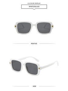 Détails de lunettes de soleil rectangulaires blanches avec verres noirs et accents dorés
