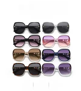 Détails des huit coloris de montures pour ces lunettes de soleil rétro polygonales