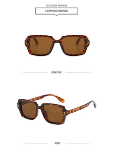 Détail de lunettes de soleil carrées léopard avec accents métalliques dorés sur les branches