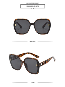 Détail de la monture léopard et du logo métallique doré sur les lunettes de soleil XL