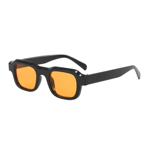 Klassische Retro-Sonnenbrille mit schwarzem dickem Rahmen und orangefarbenen Gläsern