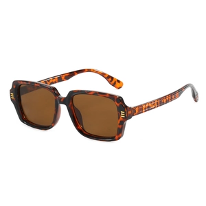 Lunettes de soleil rétro carrées en écaille avec verres bruns et détails dorés