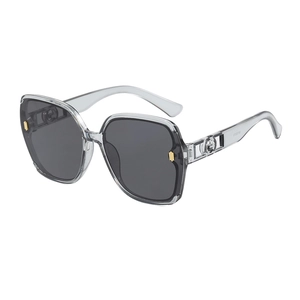 Lunettes de soleil carrées grises avec chaîne dorée décorative sur la branche latérale