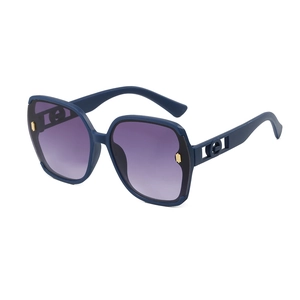 Lunettes de soleil polygonales mode avec monture bleue et verres dégradés violets