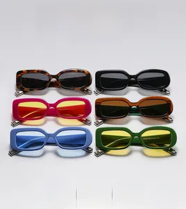 Vue détaillée de lunettes de soleil carrées vintage en plusieurs couleurs avec détails en métal