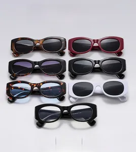 Détail de lunettes de soleil géométriques oversize en noir, écaille et couleurs variées