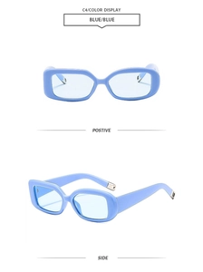 Détail de lunettes de soleil bleu clair avec verres ovales et accents en argent