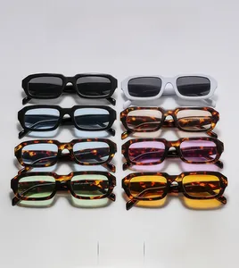 Vue à plat de lunettes de soleil carrées rétro aux couleurs variées et monture vintage
