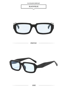 Vue détaillée des lunettes de soleil carrées noires avec verres bleus et branches