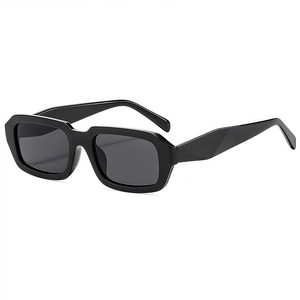 Lunettes de soleil rectangulaires noires classiques avec verres foncés et branches chic