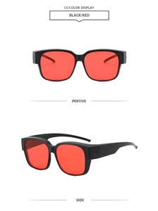 Nahaufnahme der eckigen schwarzen Sonnenbrille mit roten Gläsern von vorne und der Seite