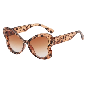 Lunettes de soleil oversize en forme de cœur papillon avec imprimé léopard et verres dégradés