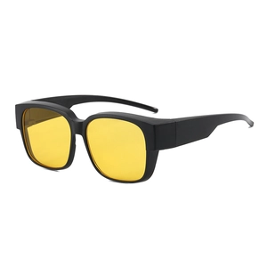 Modische quadratische Sonnenbrille mit mattem schwarzem Rahmen und gelben Nachtsichtgläsern