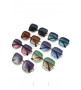 Collection de sept lunettes de soleil carrées en métal avec verres dégradés variés