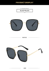 Vues de face et de côté de lunettes de soleil carrées oversize noires avec branches dorées