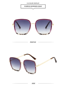 Détails de lunettes de soleil carrées oversize avec monture léopard violet et branches dorées