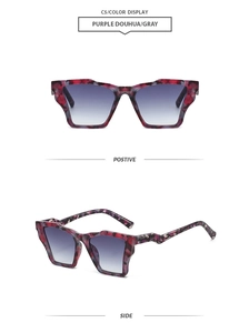 Vue détaillée des lunettes géométriques écaillées violettes avec verres dégradés